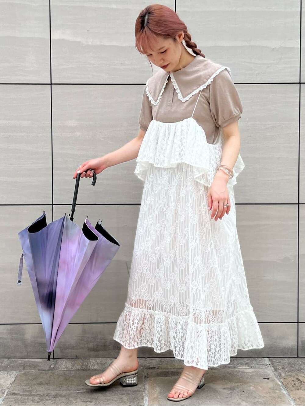 ホワイト系のスカート、ベージュ系のサンダル、ピンク系のTシャツ/カットソーを着用したレディースの夏コーディネートの2枚目の写真