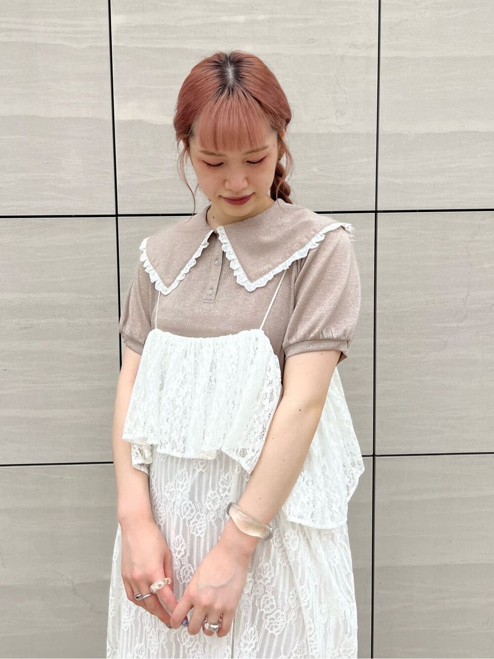 ホワイト系のスカート、ベージュ系のサンダル、ピンク系のTシャツ/カットソーを着用したレディースの夏コーディネートの5枚目の写真