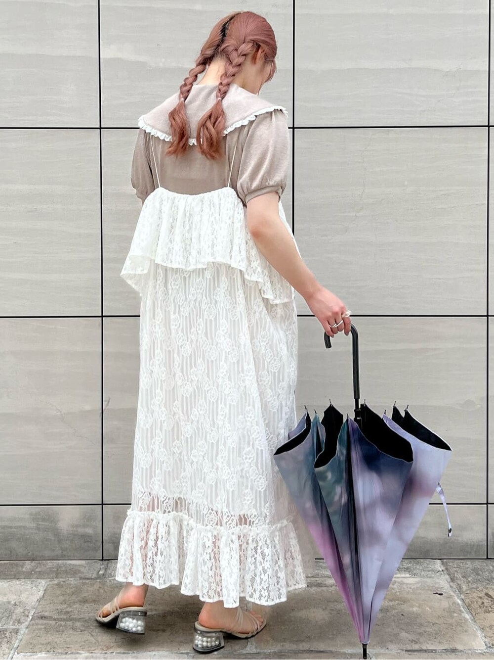 ホワイト系のスカート、ベージュ系のサンダル、ピンク系のTシャツ/カットソーを着用したレディースの夏コーディネートの3枚目の写真