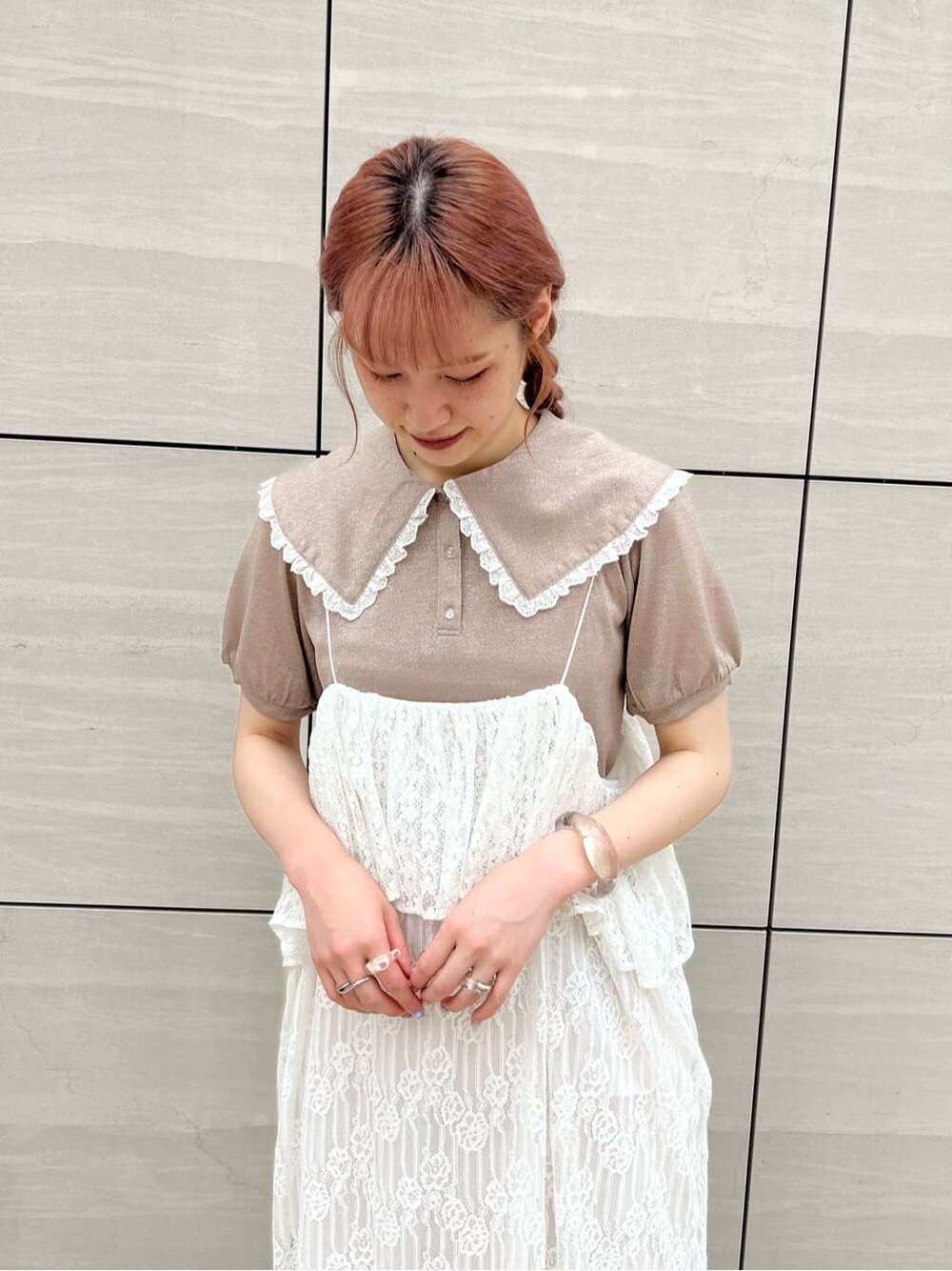 ホワイト系のスカート、ベージュ系のサンダル、ピンク系のTシャツ/カットソーを着用したレディースの夏コーディネートの6枚目の写真