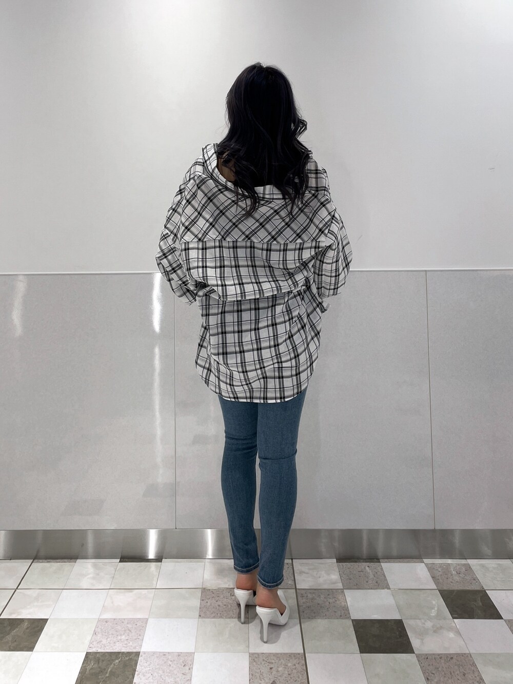 ホワイト系のシャツ/ブラウス、ブルー系のデニムパンツ、ホワイト系のパンプスを着用したレディースの春コーディネートの3枚目の写真