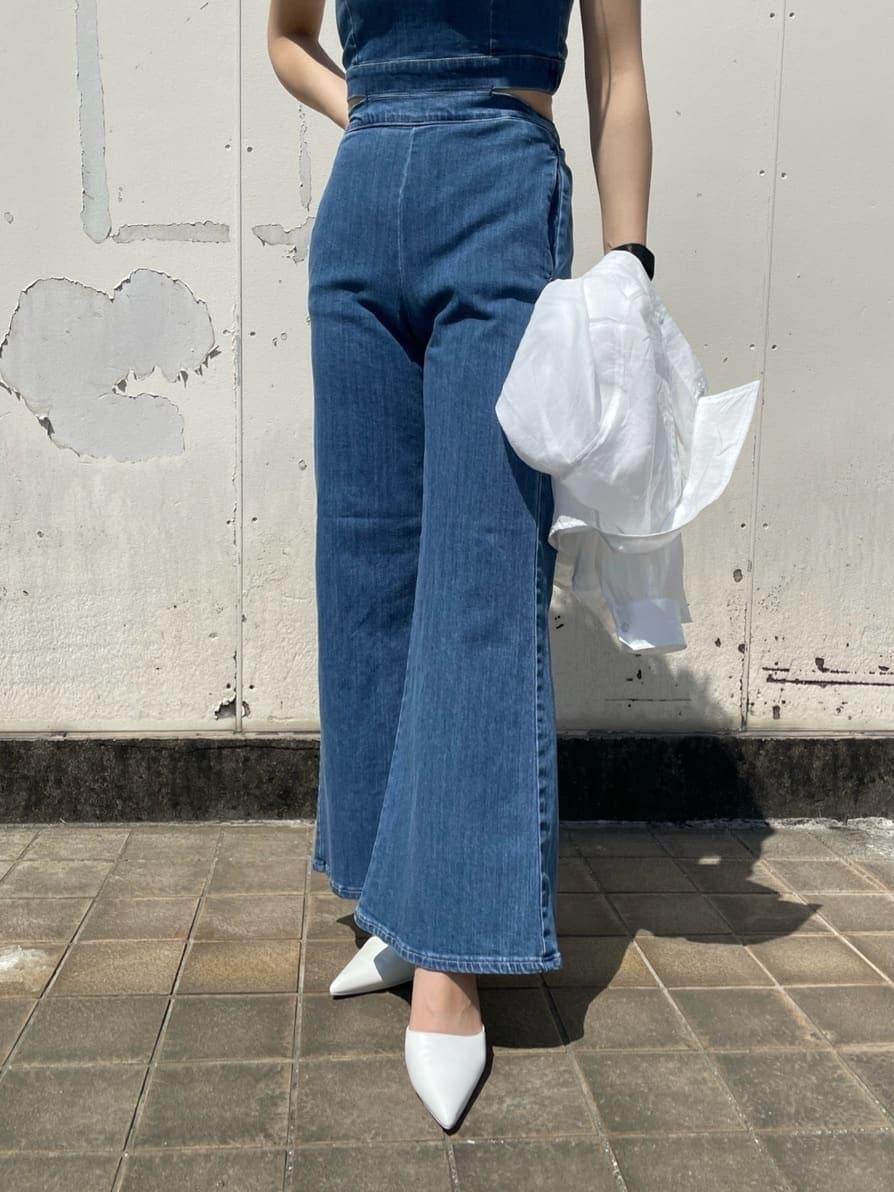 ホワイト系のパンプス、ホワイト系のシャツ/ブラウス、ブルー系のつなぎ/オールインワンを着用したレディースの春コーディネートの7枚目の写真