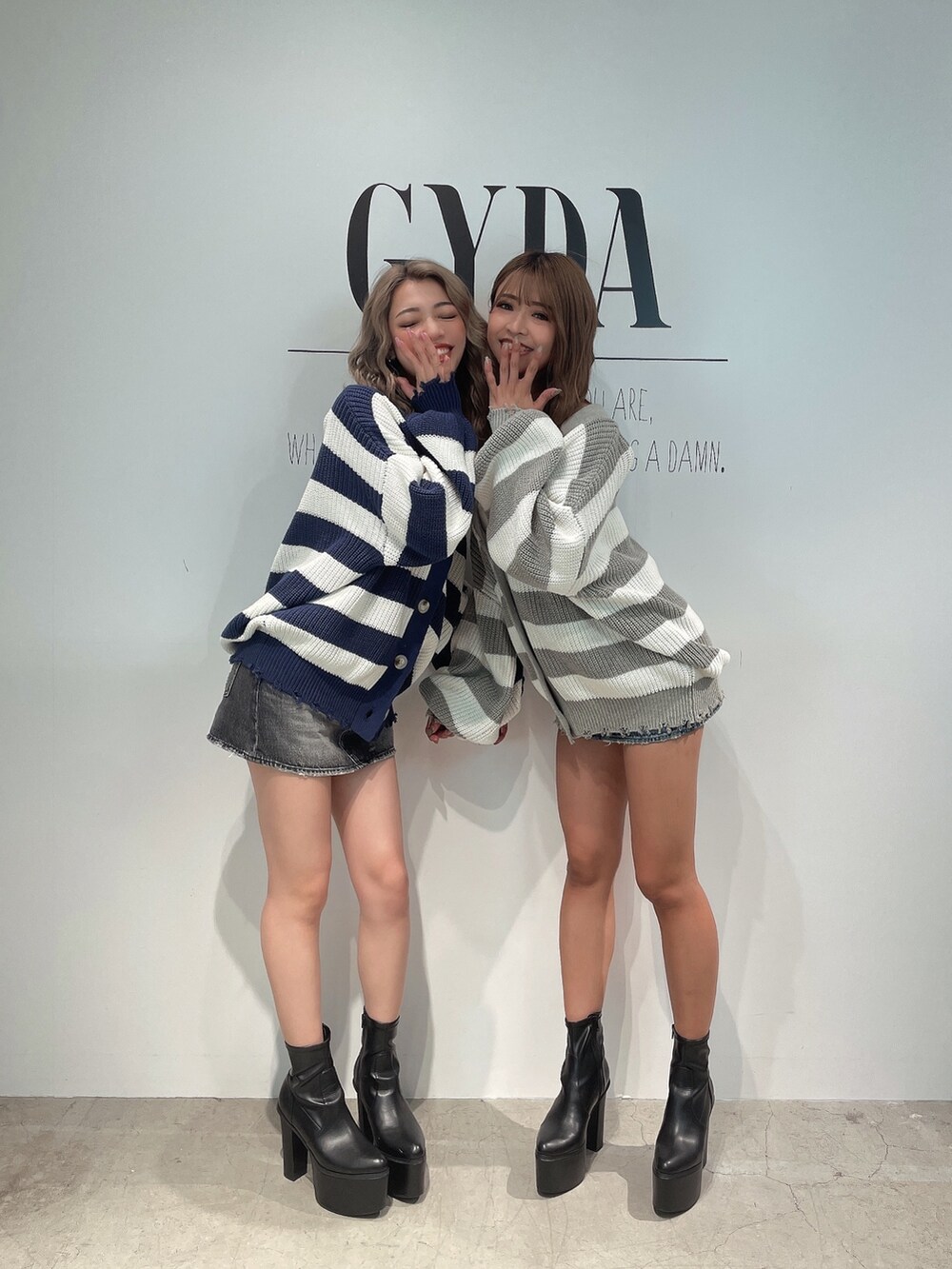 グレー系のカーディガン/ボレロ、ブルー系のカーディガン/ボレロ、ブラック系のデニムスカートを着用したレディースの夏コーディネートの3枚目の写真