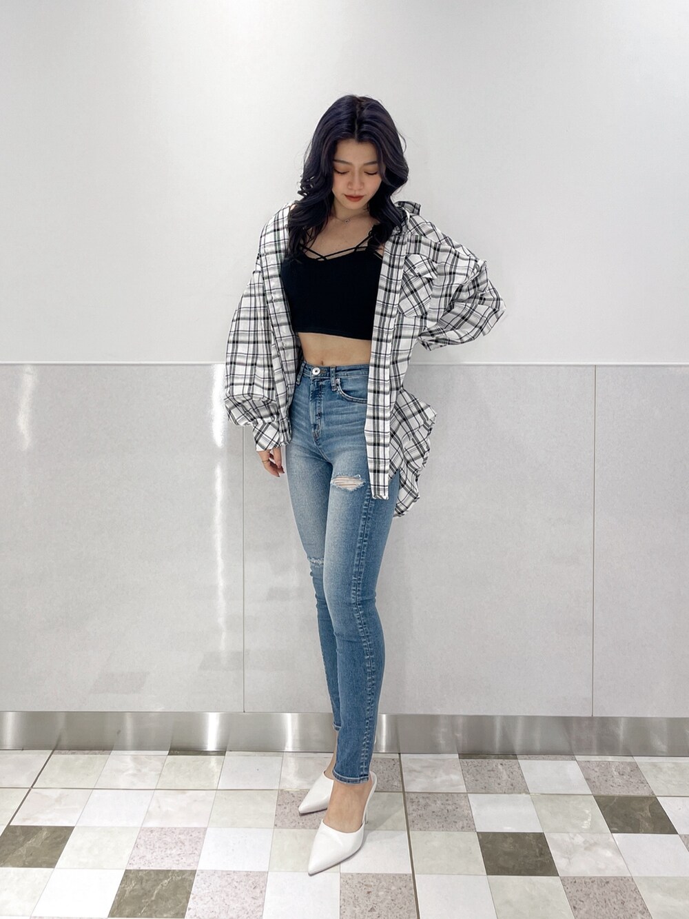 ホワイト系のシャツ/ブラウス、ブルー系のデニムパンツ、ホワイト系のパンプスを着用したレディースの春コーディネートの2枚目の写真