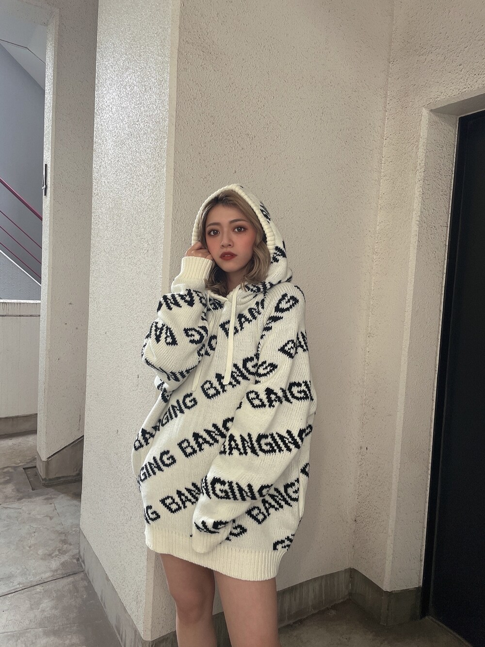 ホワイト系のニット/セーター、ホワイト系のブーツを着用したレディースの冬コーディネートの5枚目の写真