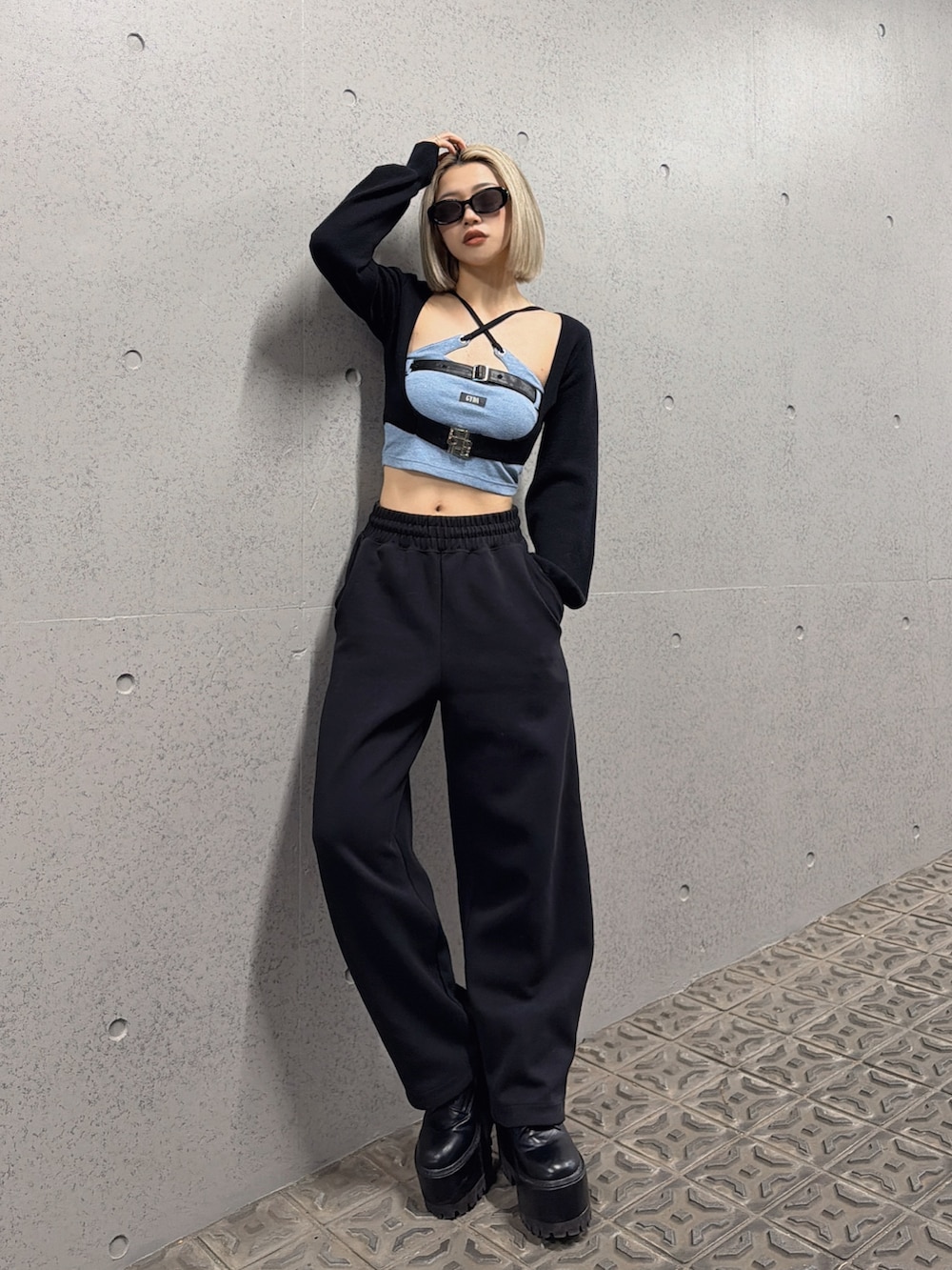 ブラック系のカーディガン/ボレロ、ブルー系のキャミソールを着用したレディースの春コーディネートの3枚目の写真