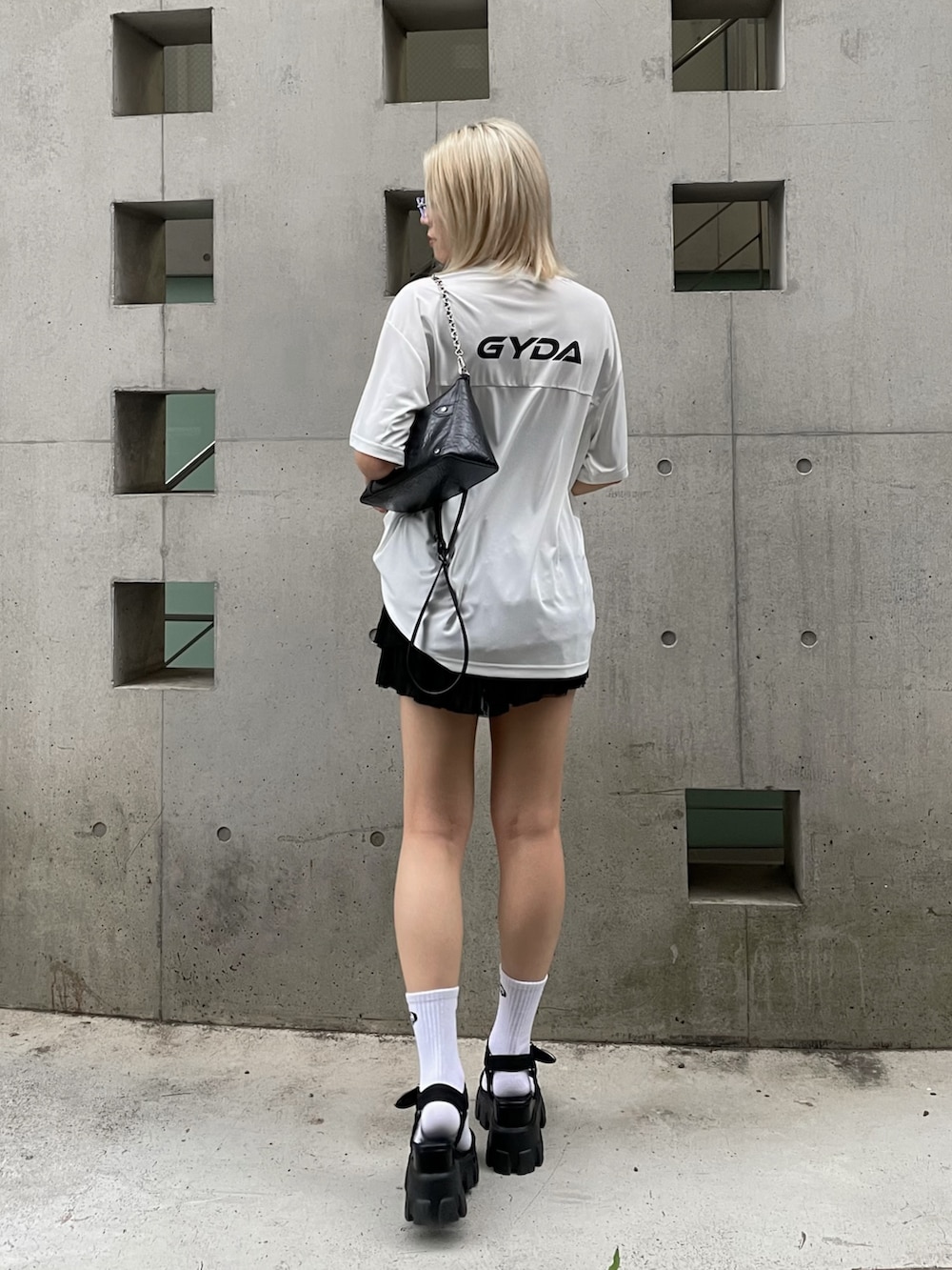 ホワイト系のTシャツ/カットソー、ブラック系のその他パンツを着用したレディースの夏コーディネートの3枚目の写真