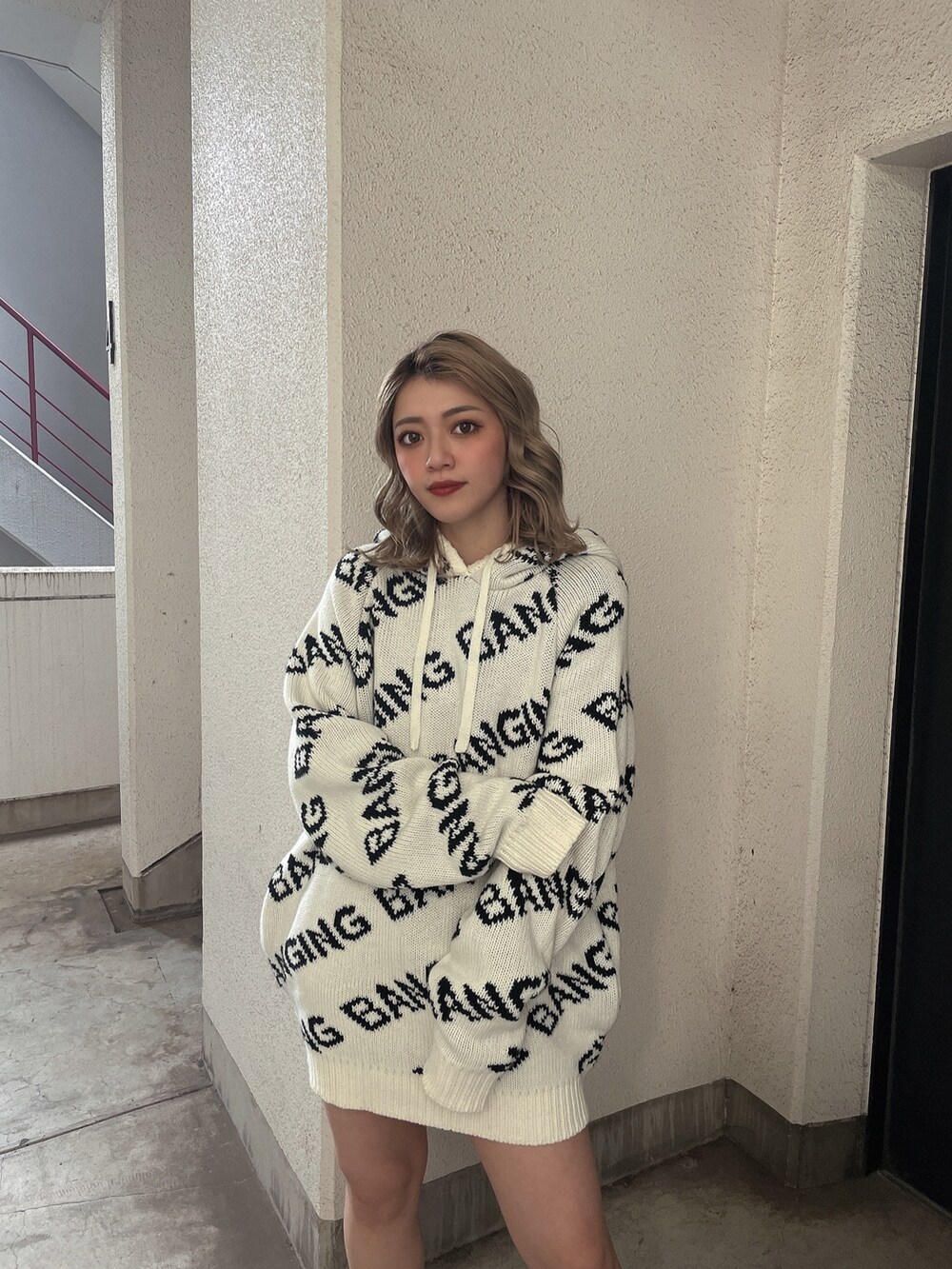 ホワイト系のニット/セーター、ホワイト系のブーツを着用したレディースの冬コーディネートの4枚目の写真