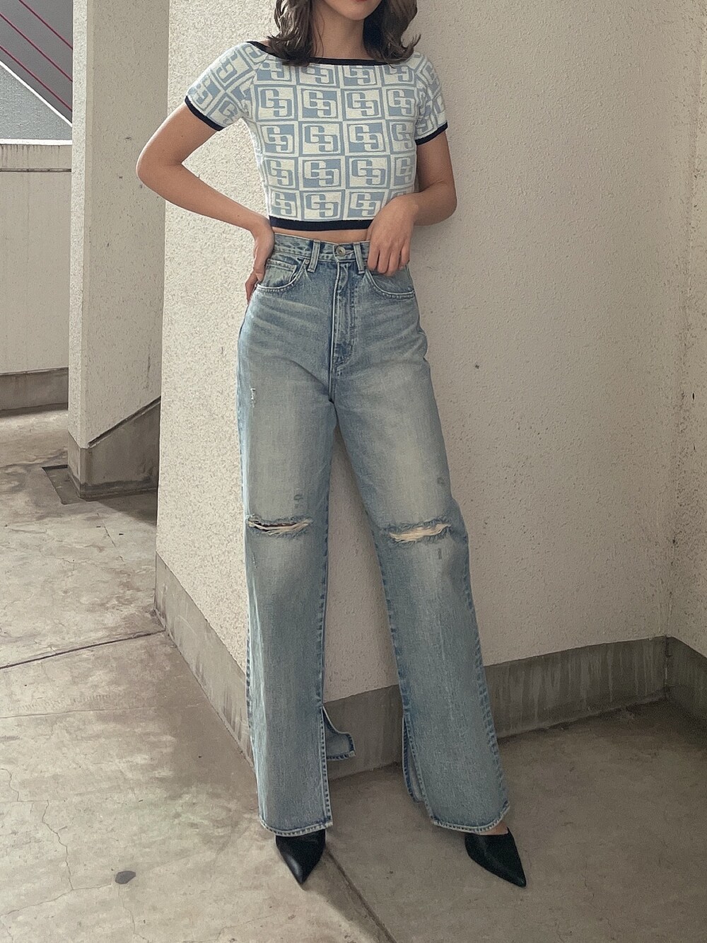 ブルー系のニット/セーター、ブルー系のデニムパンツ、ブラック系のパンプスを着用したレディースの冬コーディネートの6枚目の写真