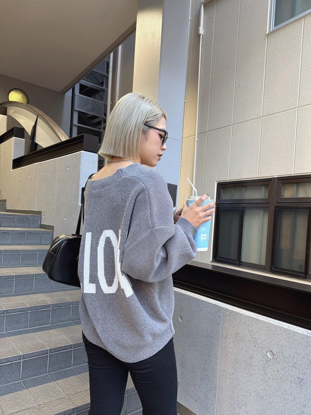 グレー系のカーディガン/ボレロ、ブラック系のデニムパンツ、ブラック系のブーツを着用したレディースの冬コーディネートの4枚目の写真