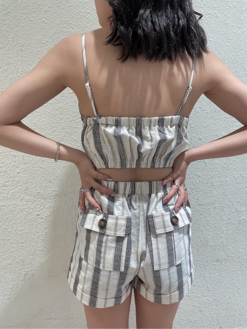 ブラウン系のサンダル、その他のシャツ/ブラウス、その他のその他パンツを着用したレディースの夏コーディネートの6枚目の写真