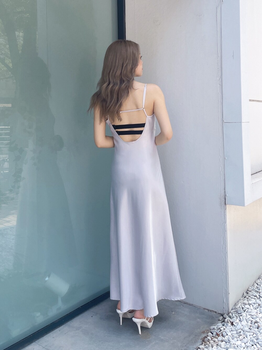 グレー系のワンピース、ホワイト系のサンダルを着用したレディースの夏コーディネートの3枚目の写真