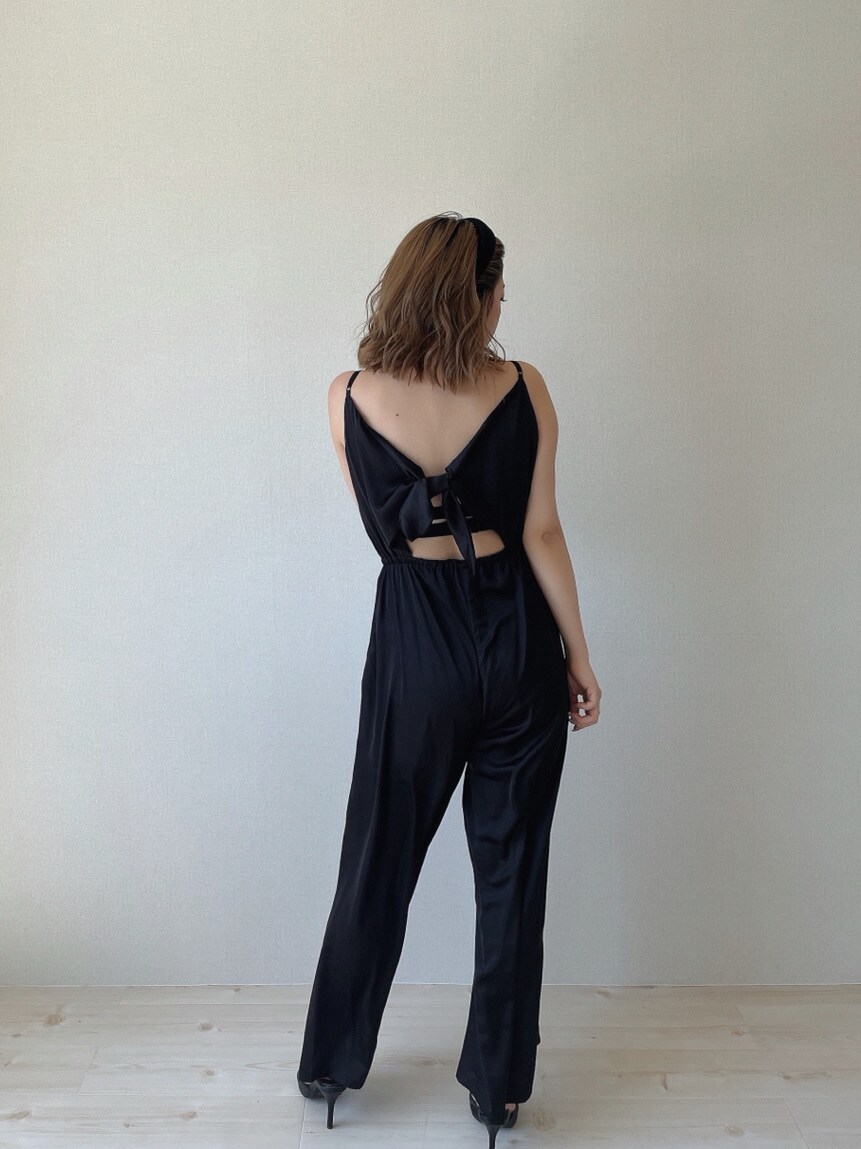 ブラック系のパンプス、ブラック系のチューブトップ、ブラック系のサロペット/オーバーオールを着用したレディースの春コーディネートの4枚目の写真