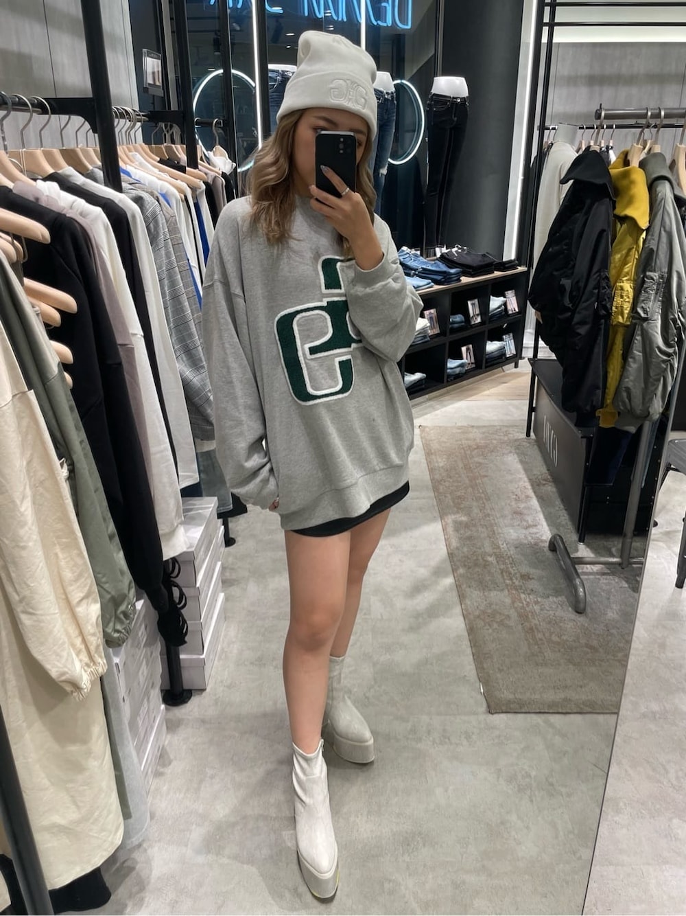 その他のブーツ、ブラック系のスカート、グレー系のスウェットを着用したレディースの秋コーディネートの2枚目の写真