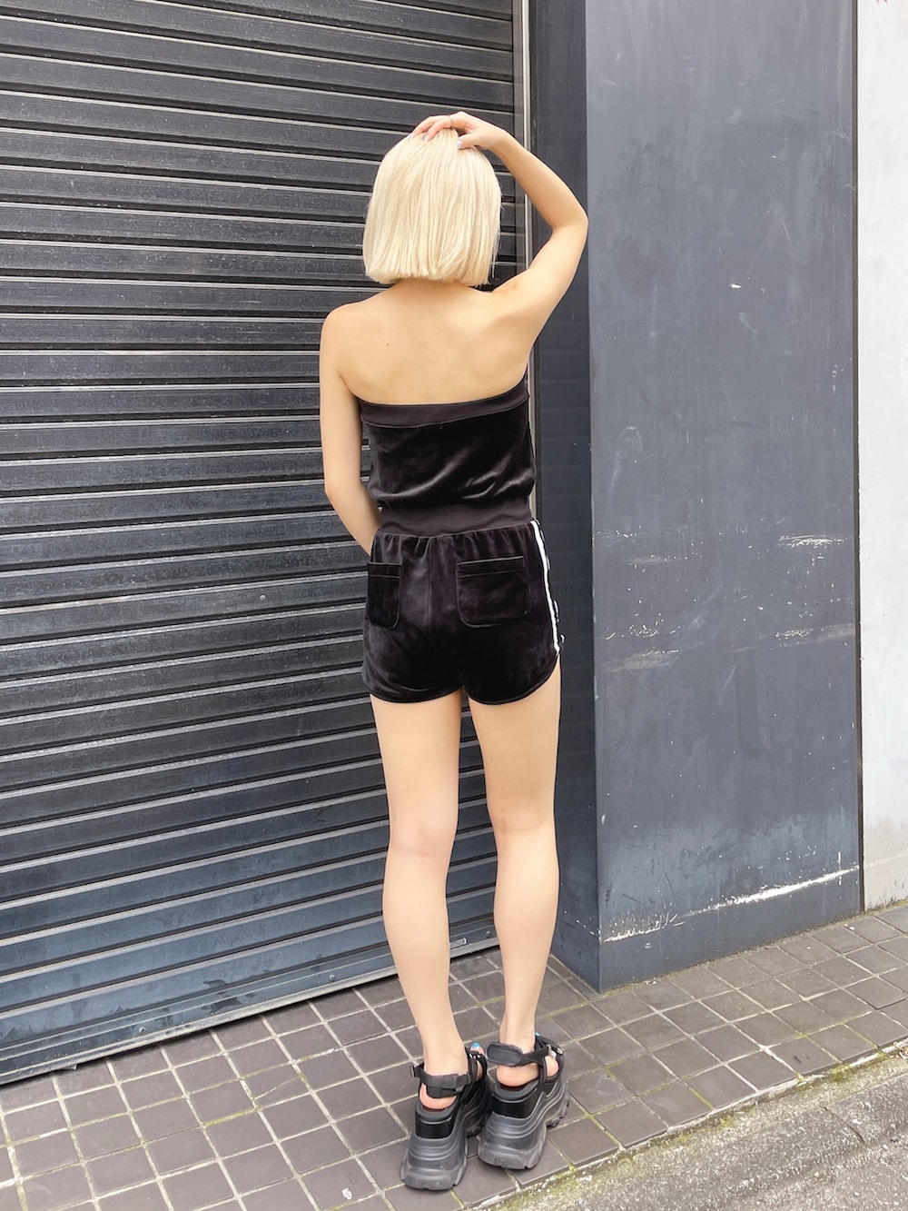 ブラック系のワンピースを着用したレディースの夏コーディネートの2枚目の写真