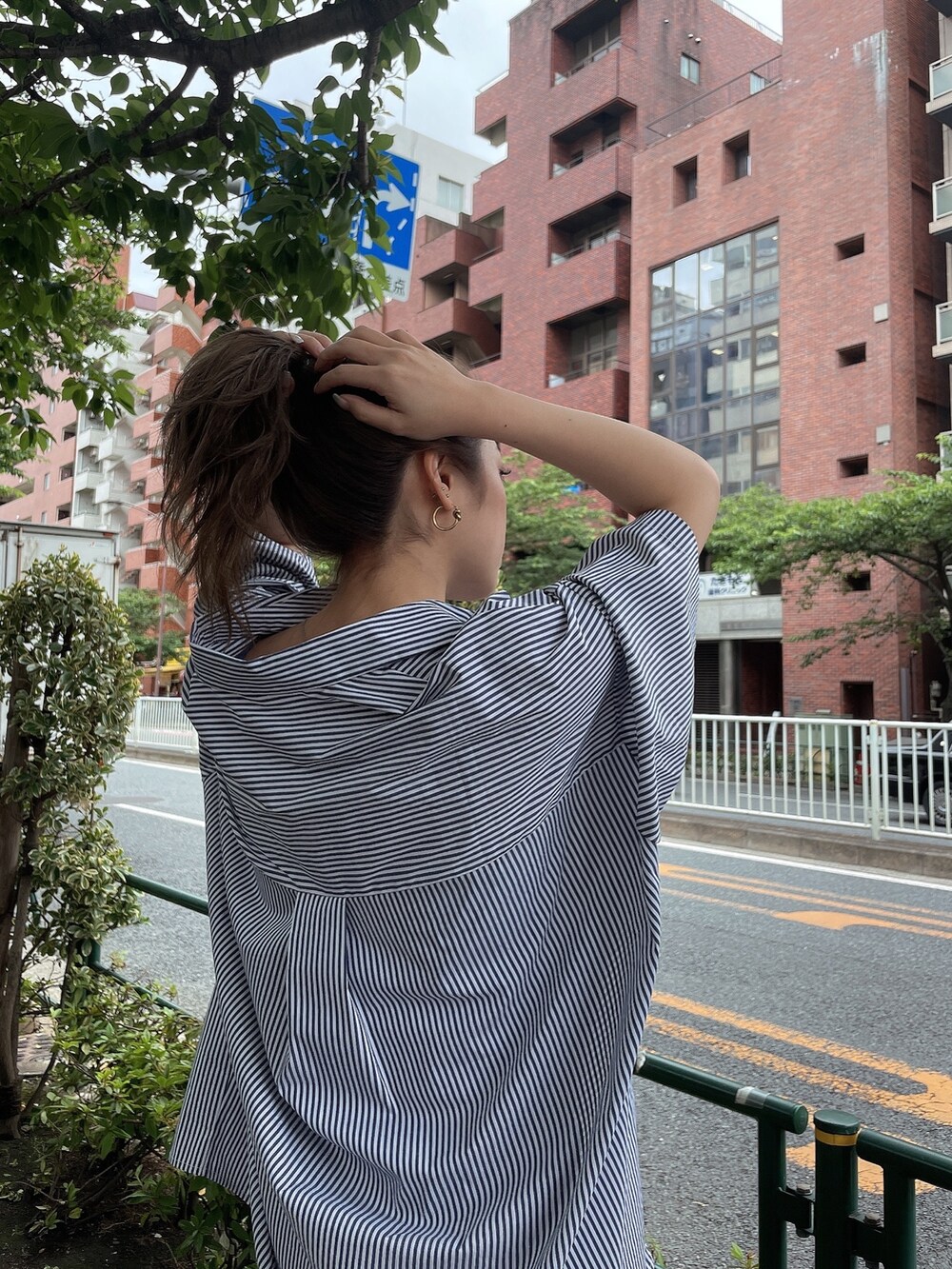 ブルー系のシャツ/ブラウス、ブラック系のブーツを着用したレディースの夏コーディネートの6枚目の写真