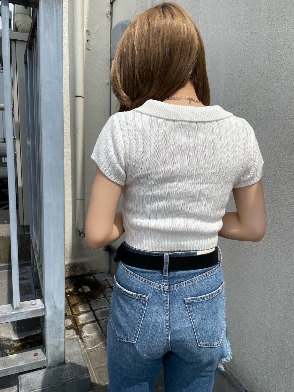 ホワイト系のパンプス、ホワイト系のニット/セーター、ブルー系のデニムパンツを着用したレディースの春コーディネートの5枚目の写真