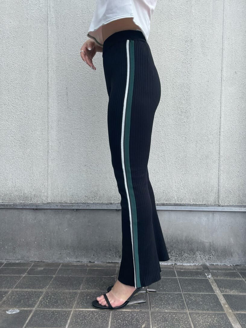 ブラック系のサンダル、ブラック系のその他パンツ、ホワイト系のTシャツ/カットソーを着用したレディースの夏コーディネートの6枚目の写真