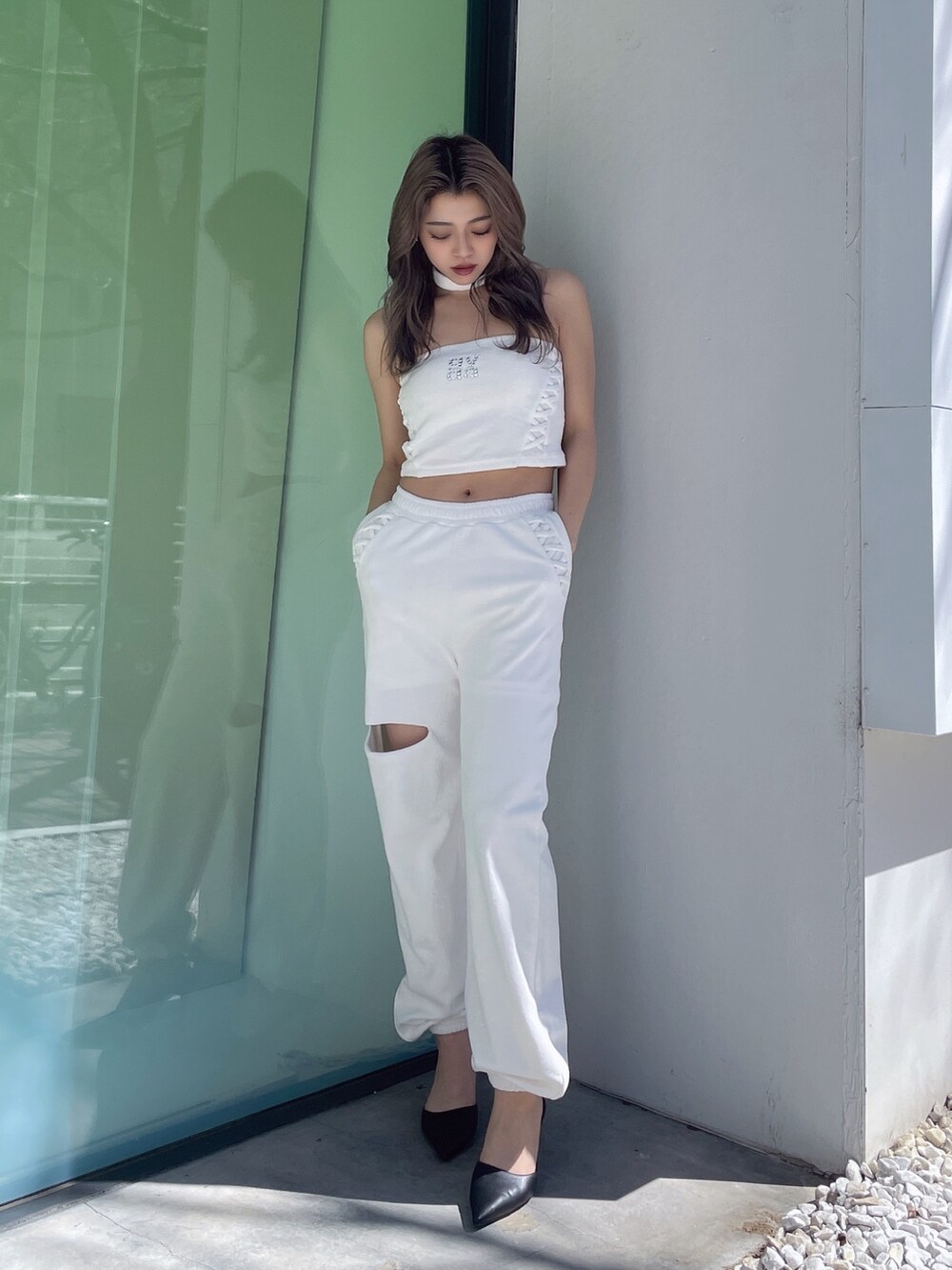 ブラック系のカーディガン/ボレロ、ホワイト系のチューブトップ、ホワイト系のその他パンツを着用したレディースの春コーディネートの3枚目の写真