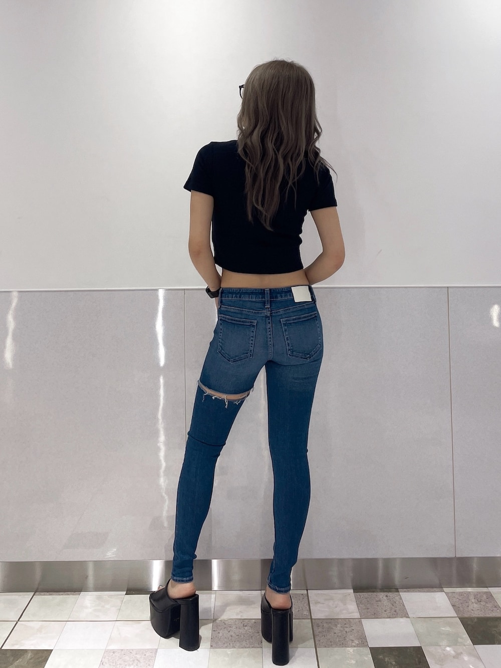 ブラック系のTシャツ/カットソー、ブルー系のデニムパンツ、ブラック系のサンダルを着用したレディースの夏コーディネートの2枚目の写真