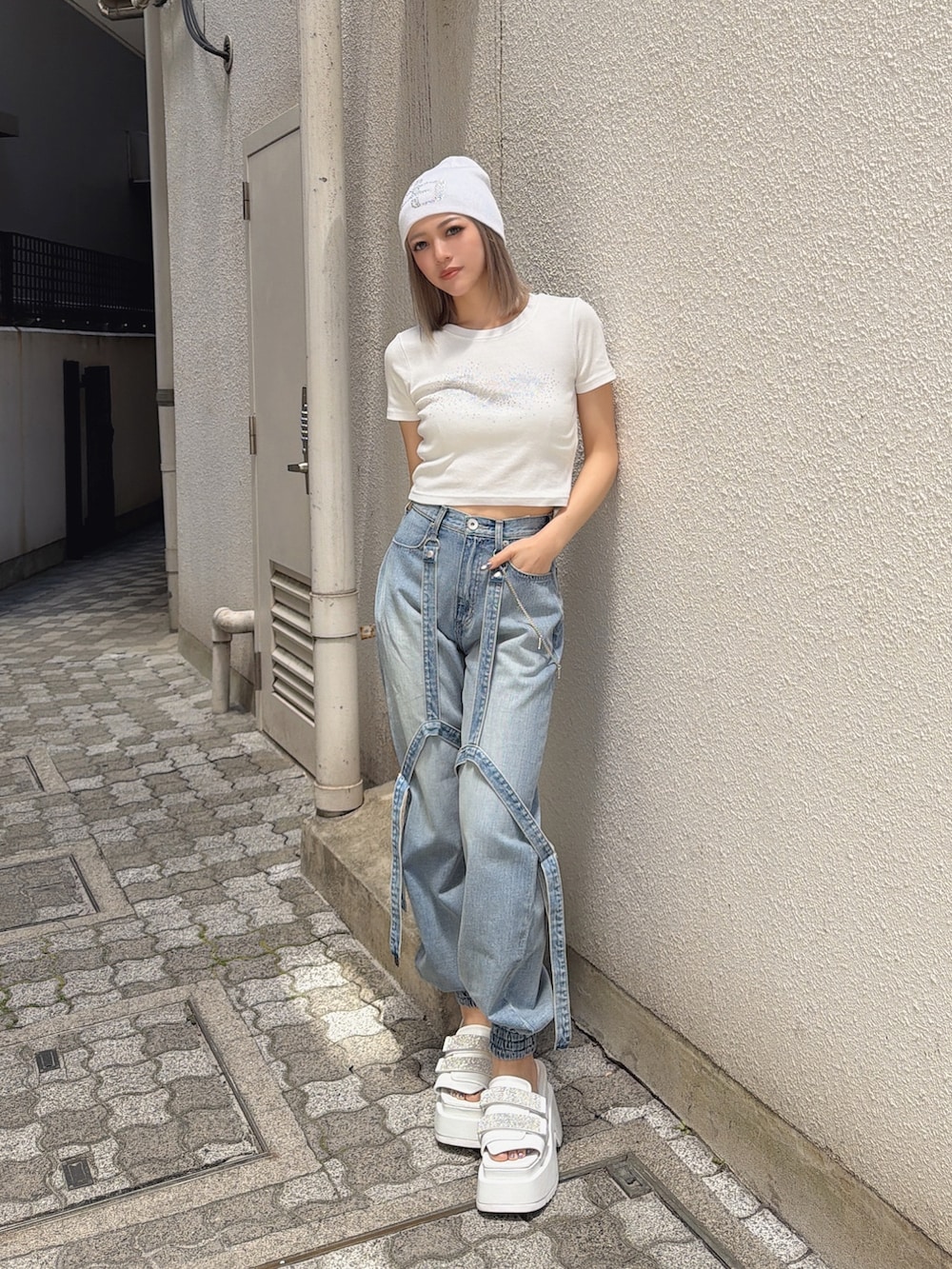 ホワイト系のTシャツ/カットソー、ブルー系のデニムパンツ、ホワイト系のサンダルを着用したレディースの春コーディネートの3枚目の写真