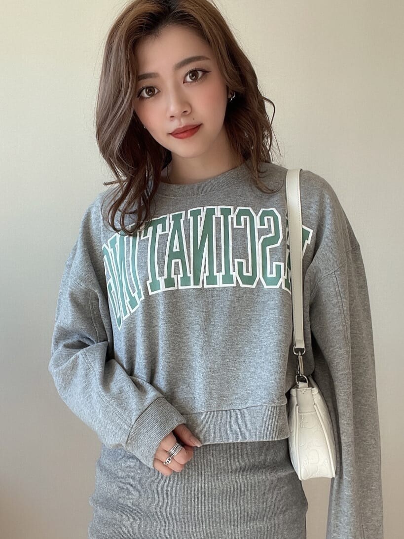 グレー系のスカート、ブラック系のブーツ、ブラック系のライダースジャケットを着用したレディースの冬コーディネートの6枚目の写真