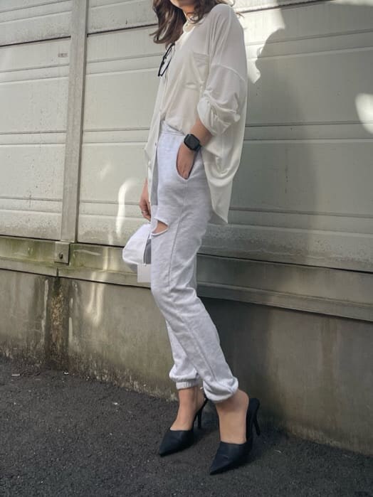 ホワイト系のパンプス、グレー系のその他パンツ、ホワイト系のシャツ/ブラウスを着用したレディースの冬コーディネートの4枚目の写真