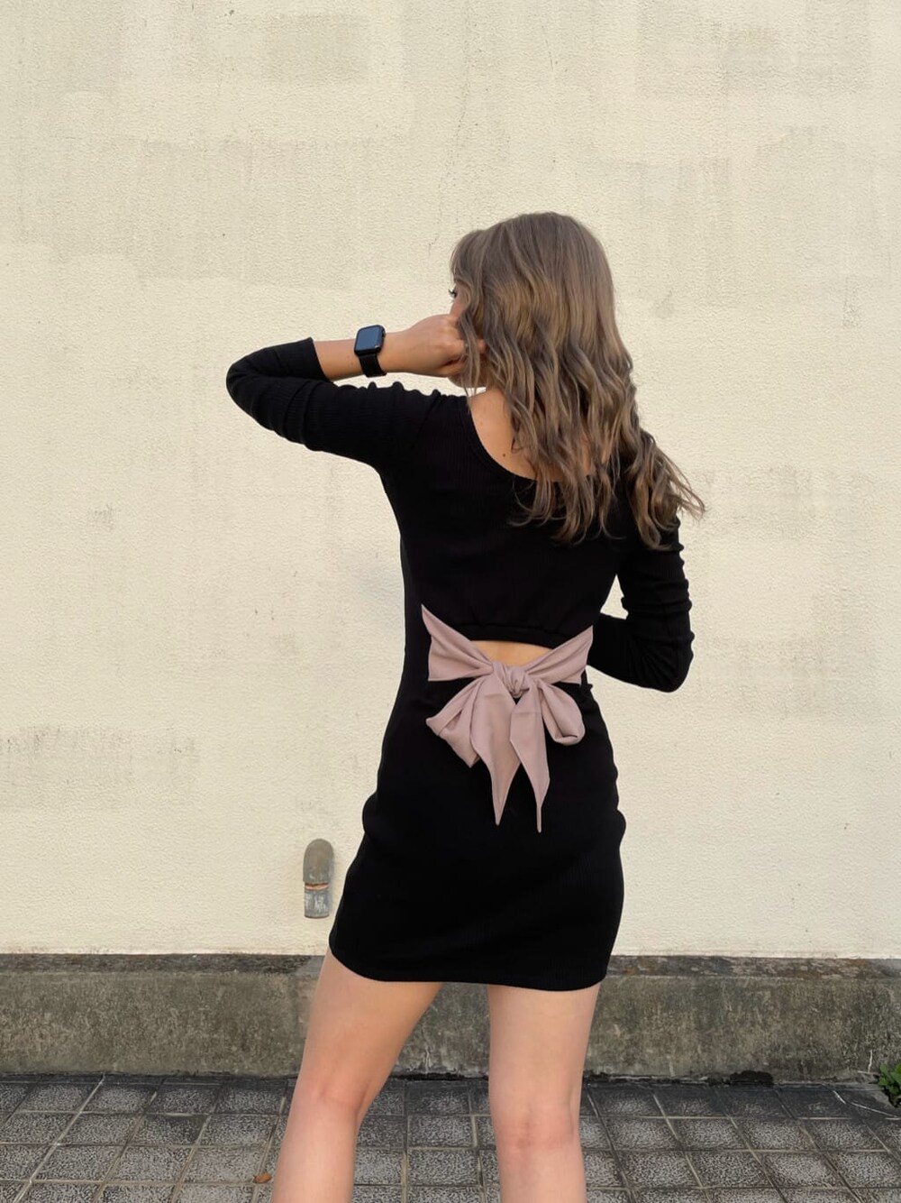 ブラック系のワンピースを着用したレディースの秋コーディネートの4枚目の写真