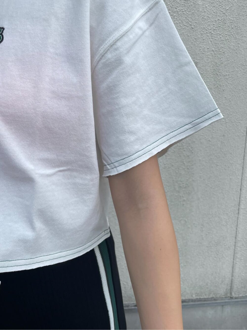 ブラック系のサンダル、ブラック系のその他パンツ、ホワイト系のTシャツ/カットソーを着用したレディースの夏コーディネートの4枚目の写真