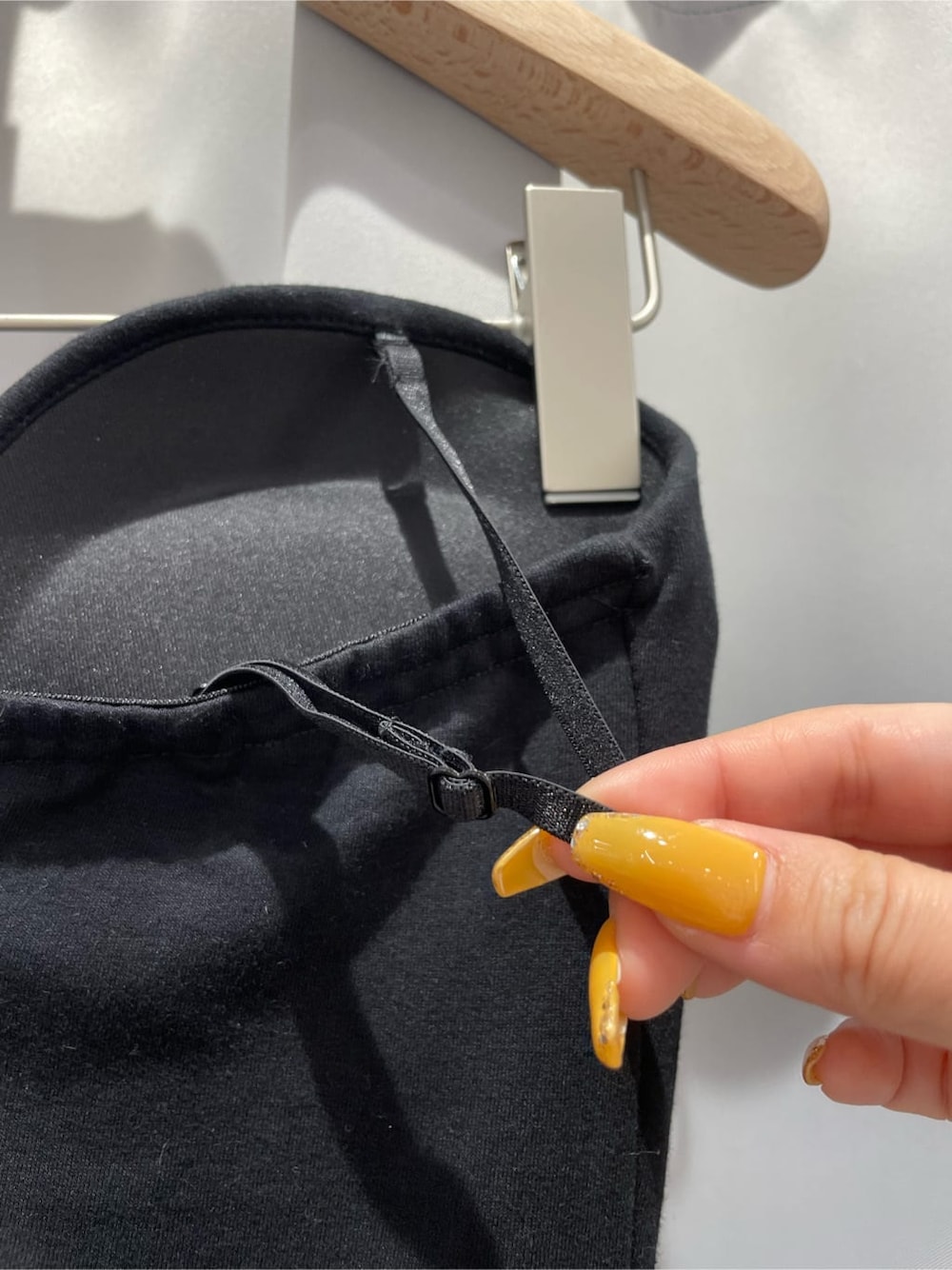 ブラック系のパンプス、ブラック系のつなぎ/オールインワンを着用したレディースの春コーディネートの7枚目の写真