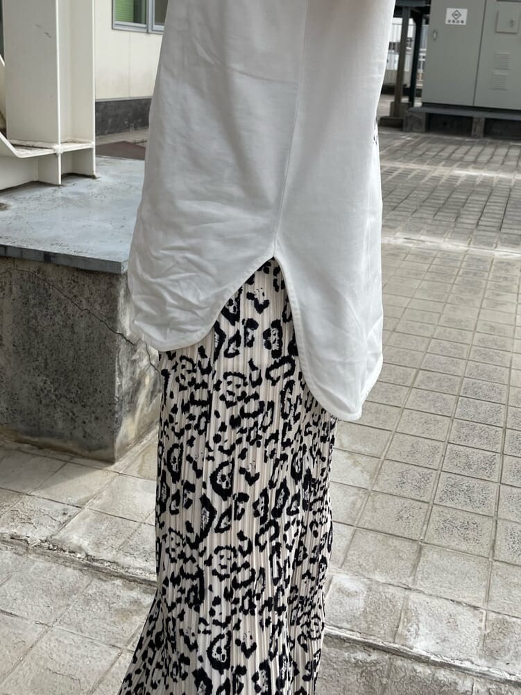 ブラック系のパンプス、その他のその他パンツ、ホワイト系のTシャツ/カットソーを着用したレディースの春コーディネートの6枚目の写真