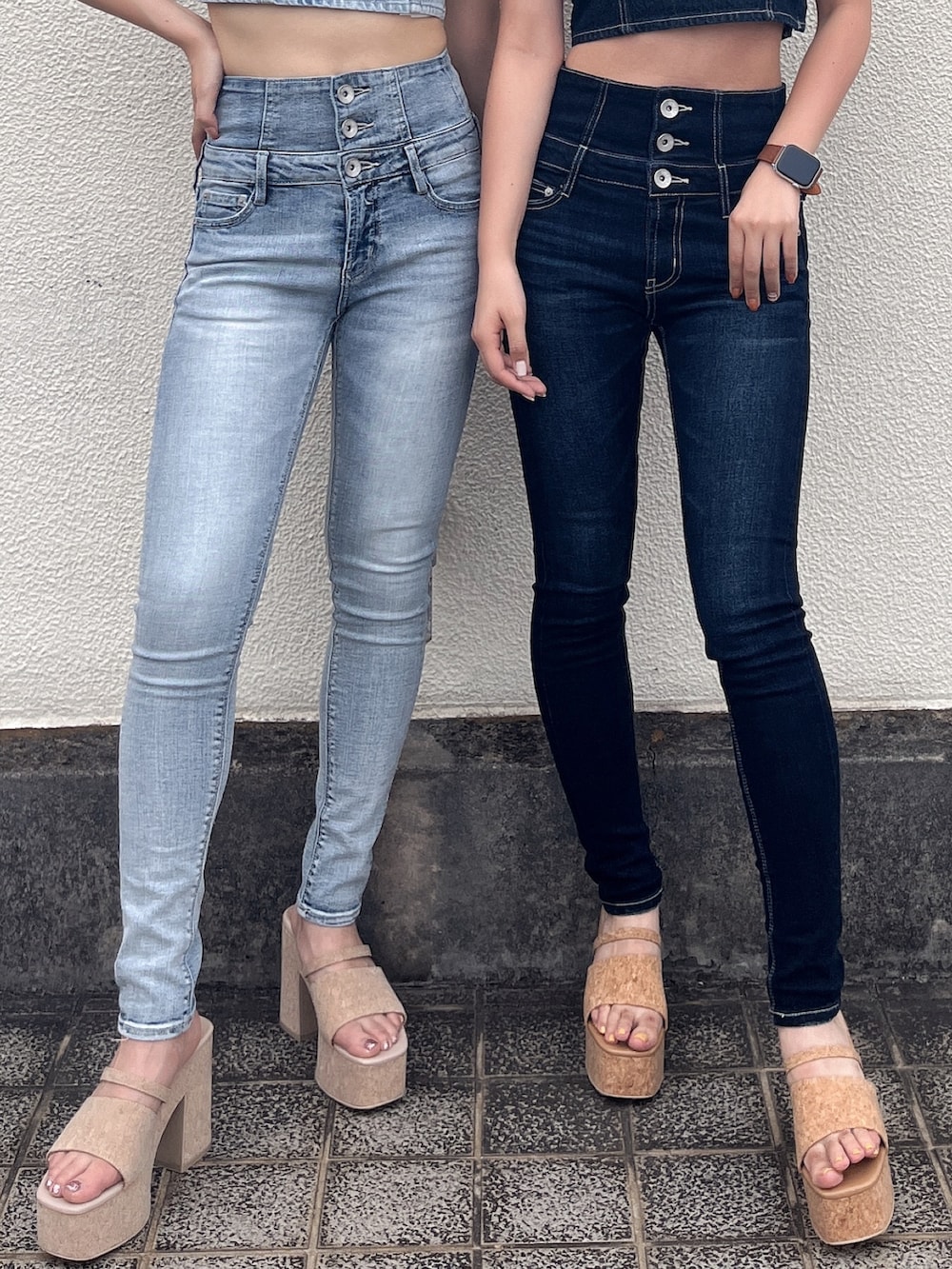 ブルー系のデニムパンツ、ブルー系のデニムパンツ、ホワイト系のサンダルを着用したレディースの夏コーディネートの6枚目の写真