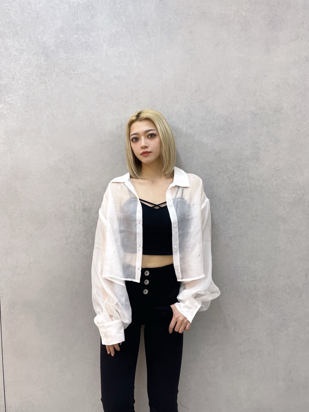 ホワイト系のシャツ/ブラウス、ブラック系のキャミソール、ブラック系のデニムパンツを着用したレディースの春コーディネートの3枚目の写真