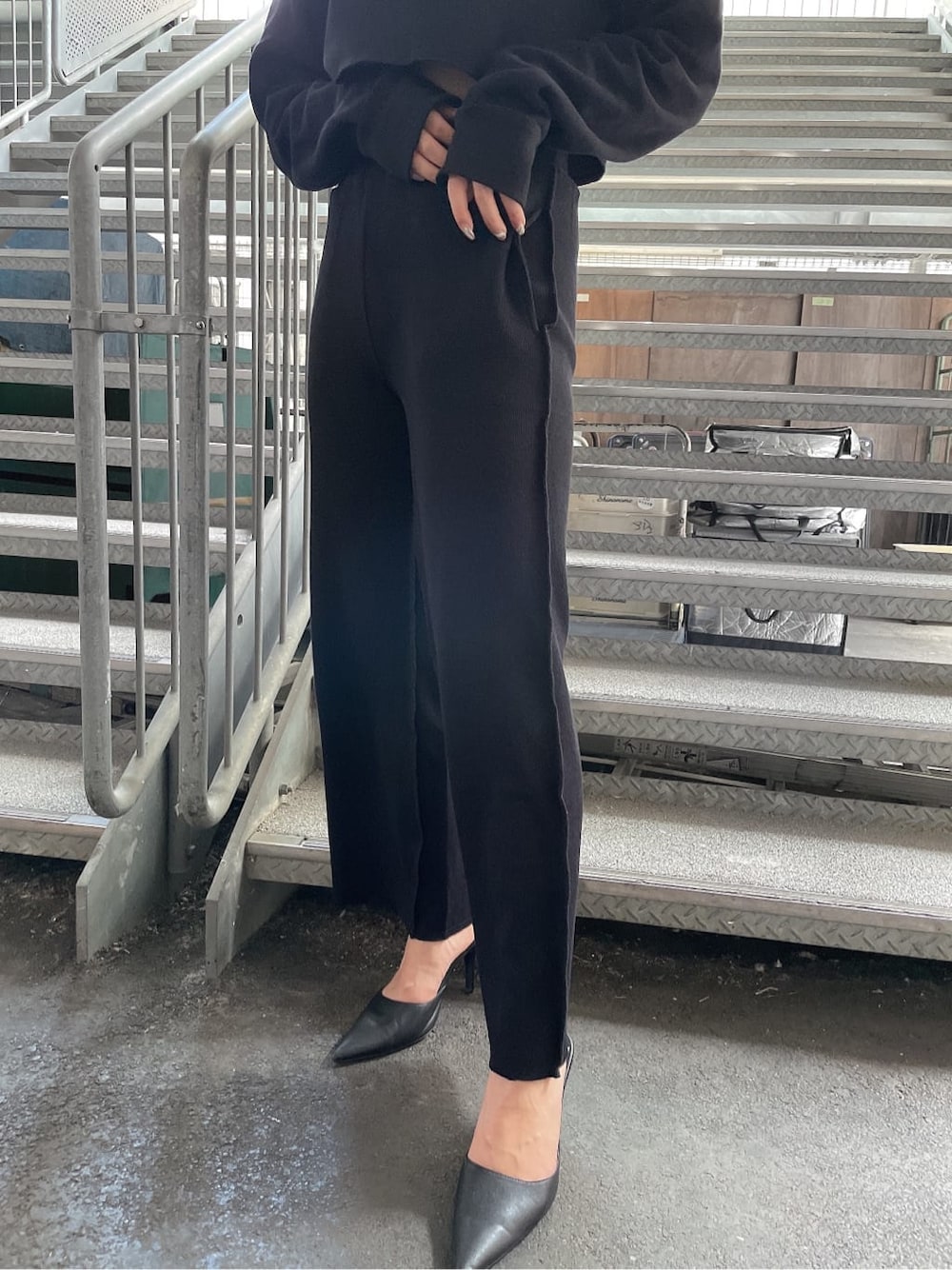 ブラック系のその他パンツ、ブラック系のパーカー、ブラック系のパンプスを着用したレディースの夏コーディネートの6枚目の写真