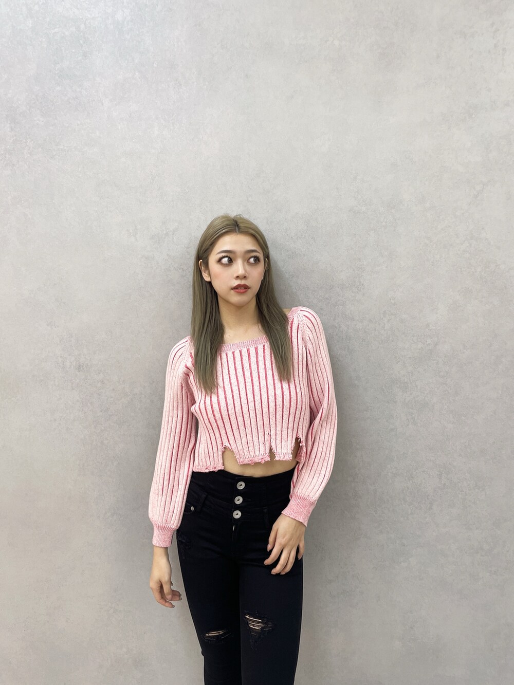 ピンク系のニット/セーター、ブラック系のデニムパンツ、ブラック系のパンプスを着用したレディースの冬コーディネートの4枚目の写真