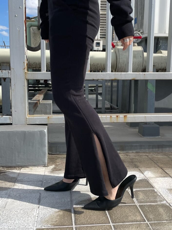 ブラック系のパンプス、ブラック系のその他パンツ、ブラック系のパーカーを着用したレディースの冬コーディネートの9枚目の写真