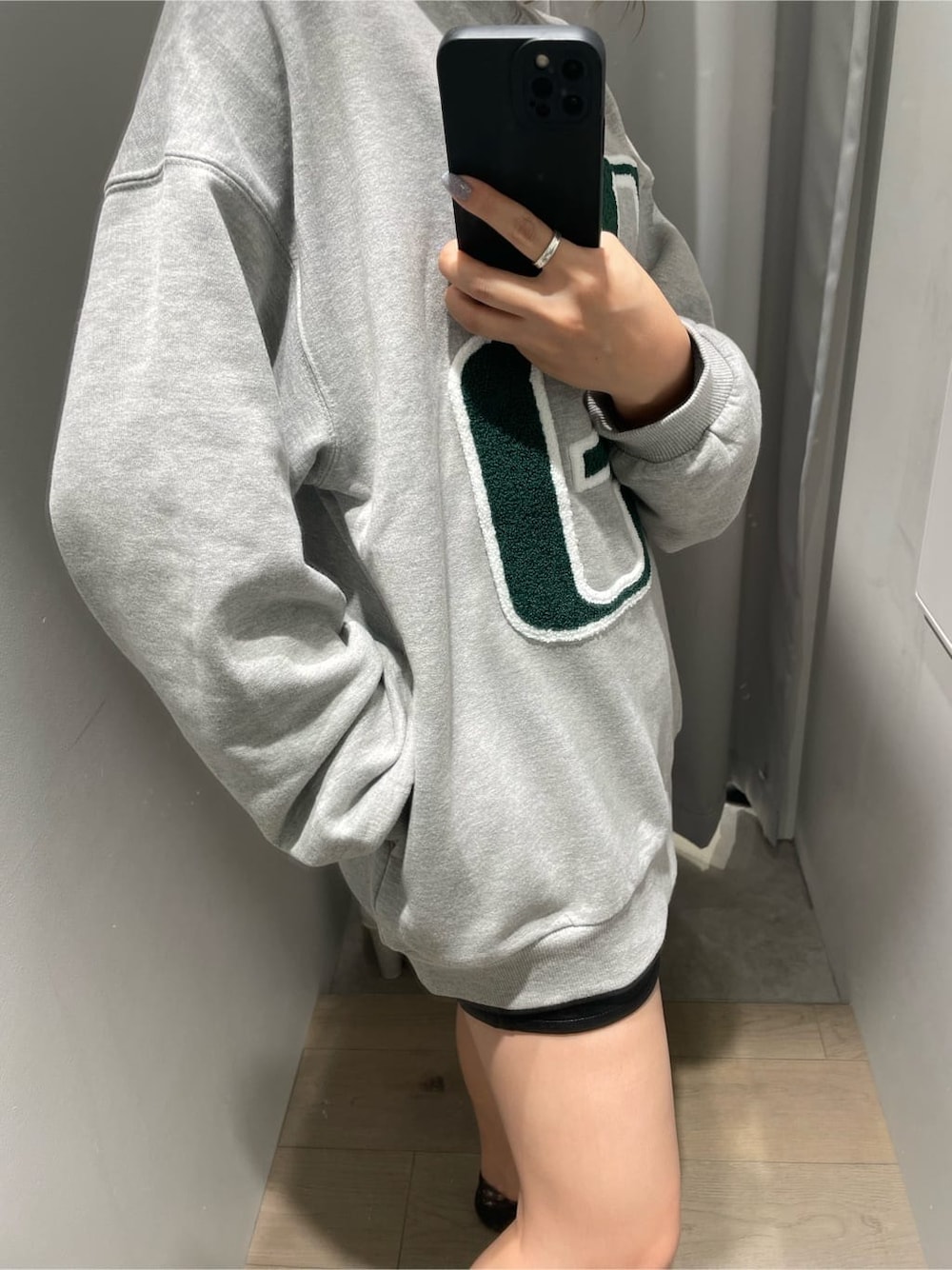 その他のブーツ、ブラック系のスカート、グレー系のスウェットを着用したレディースの秋コーディネートの5枚目の写真