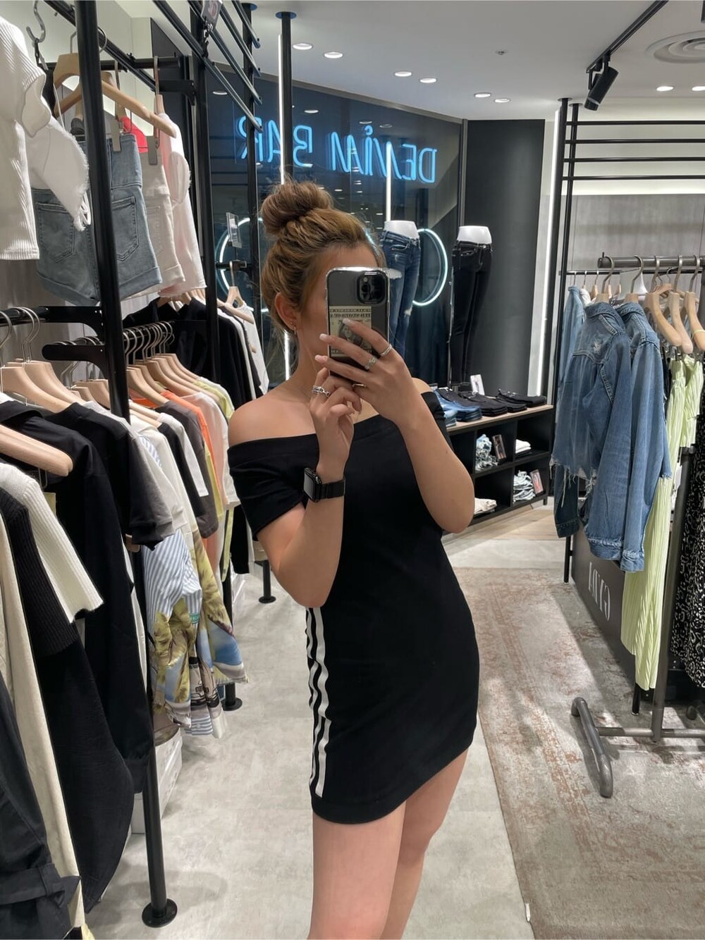 ブラック系のワンピース、ブラック系のサンダルを着用したレディースの春コーディネートの5枚目の写真