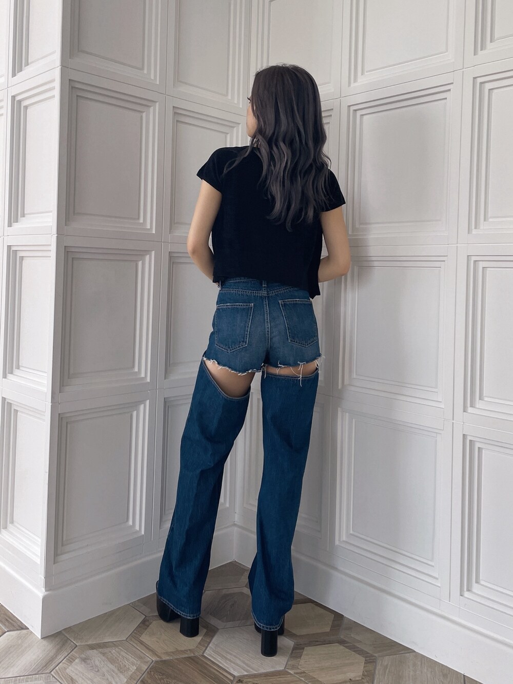 ブラック系のアンサンブル、ブルー系のデニムパンツを着用したレディースの夏コーディネートの4枚目の写真