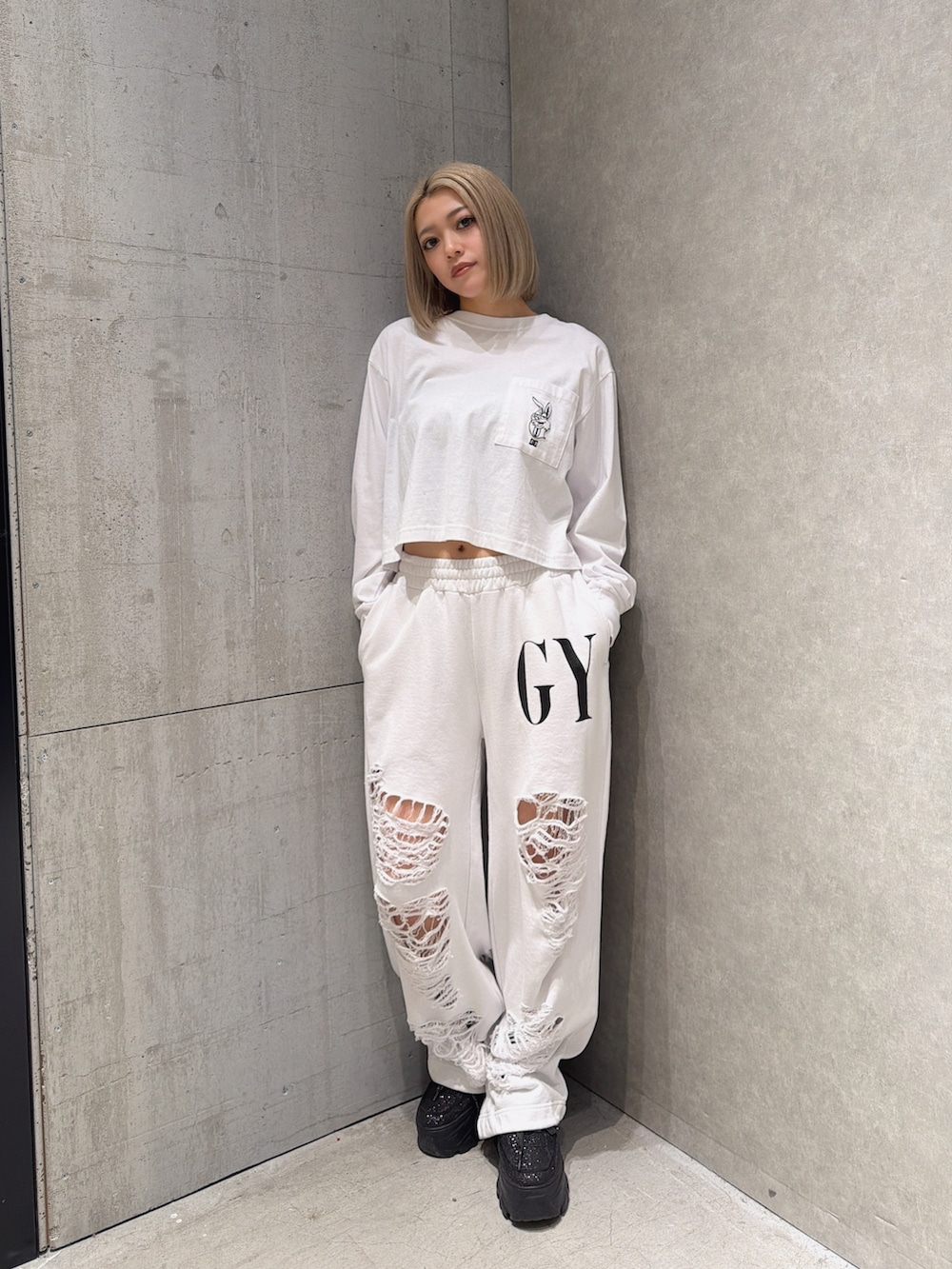 ホワイト系のTシャツ/カットソー、ホワイト系のスウェットパンツを着用したレディースの春コーディネートの3枚目の写真