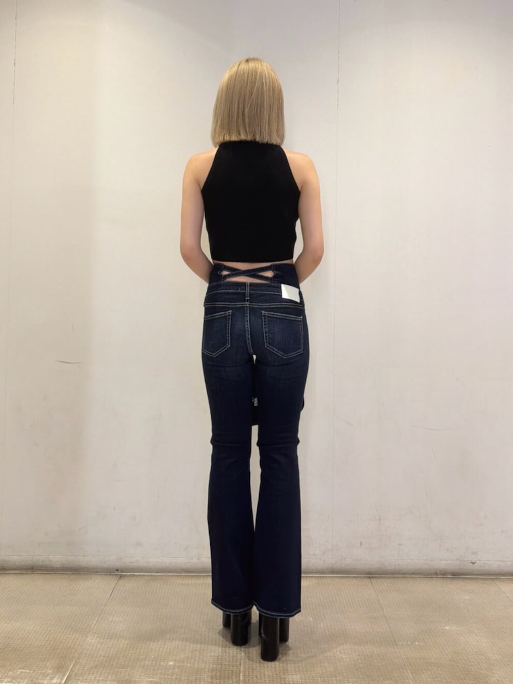 ブラック系のサンダル、ブルー系のデニムパンツ、ブラック系のニット/セーターを着用したレディースの夏コーディネートの3枚目の写真