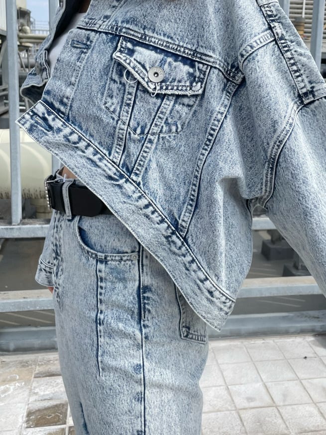 ホワイト系のパンプス、ホワイト系のキャミソール、ブルー系のデニムジャケットを着用したレディースの春コーディネートの5枚目の写真