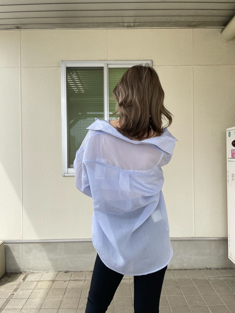 ブルー系のシャツ/ブラウス、ブラック系のデニムパンツ、ブラック系のパンプスを着用したレディースの春コーディネートの4枚目の写真