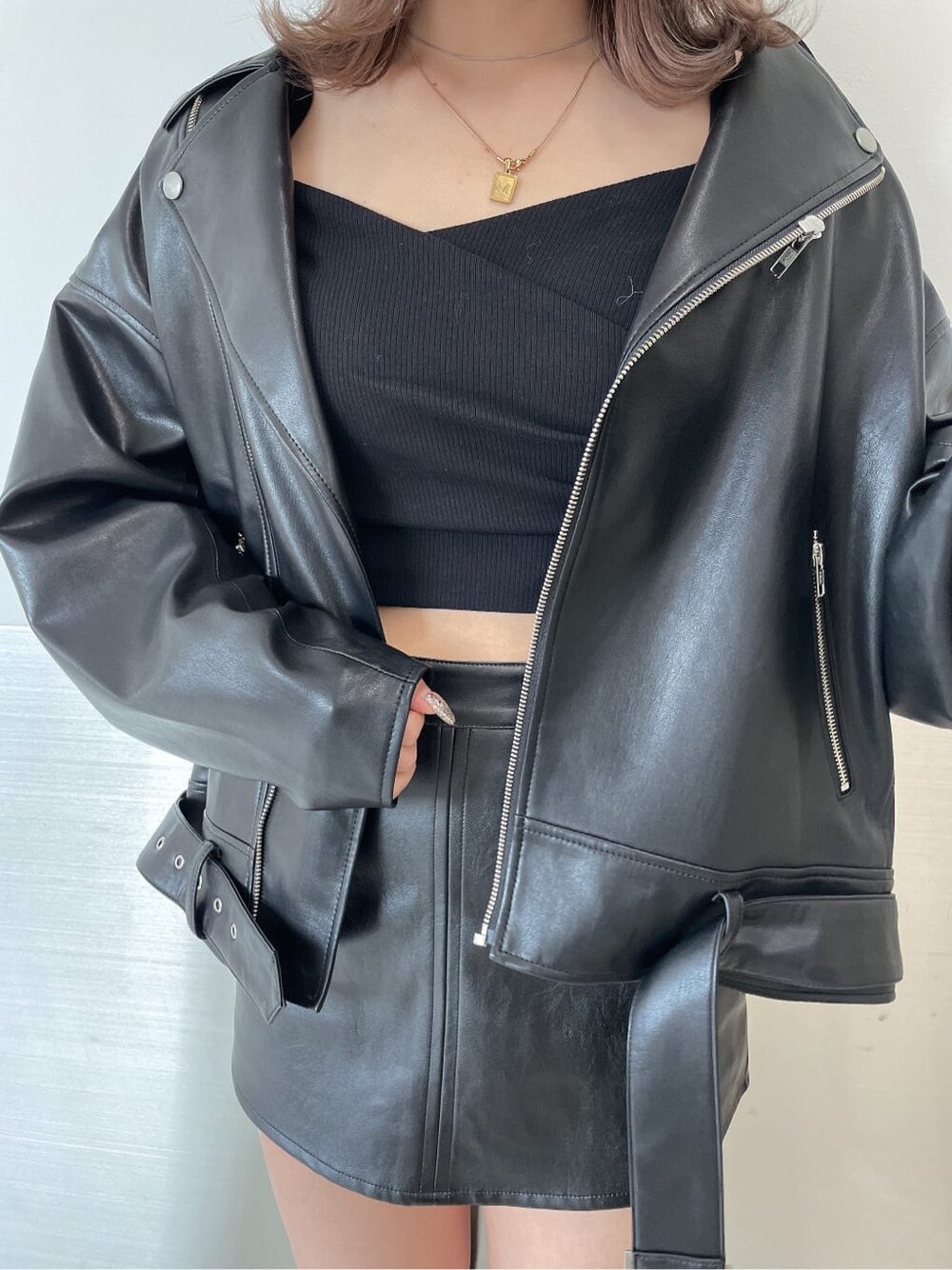 ブラック系のブーツ、ブラック系のTシャツ/カットソー、ブラック系のライダースジャケットを着用したレディースの秋コーディネートの5枚目の写真