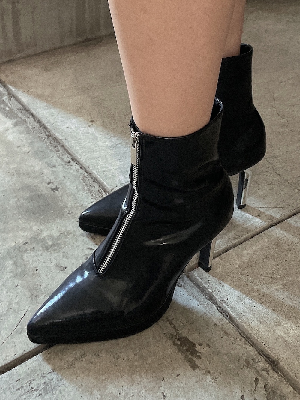 ブラック系のワンピース、ブラック系のブーツを着用したレディースの秋コーディネートの8枚目の写真