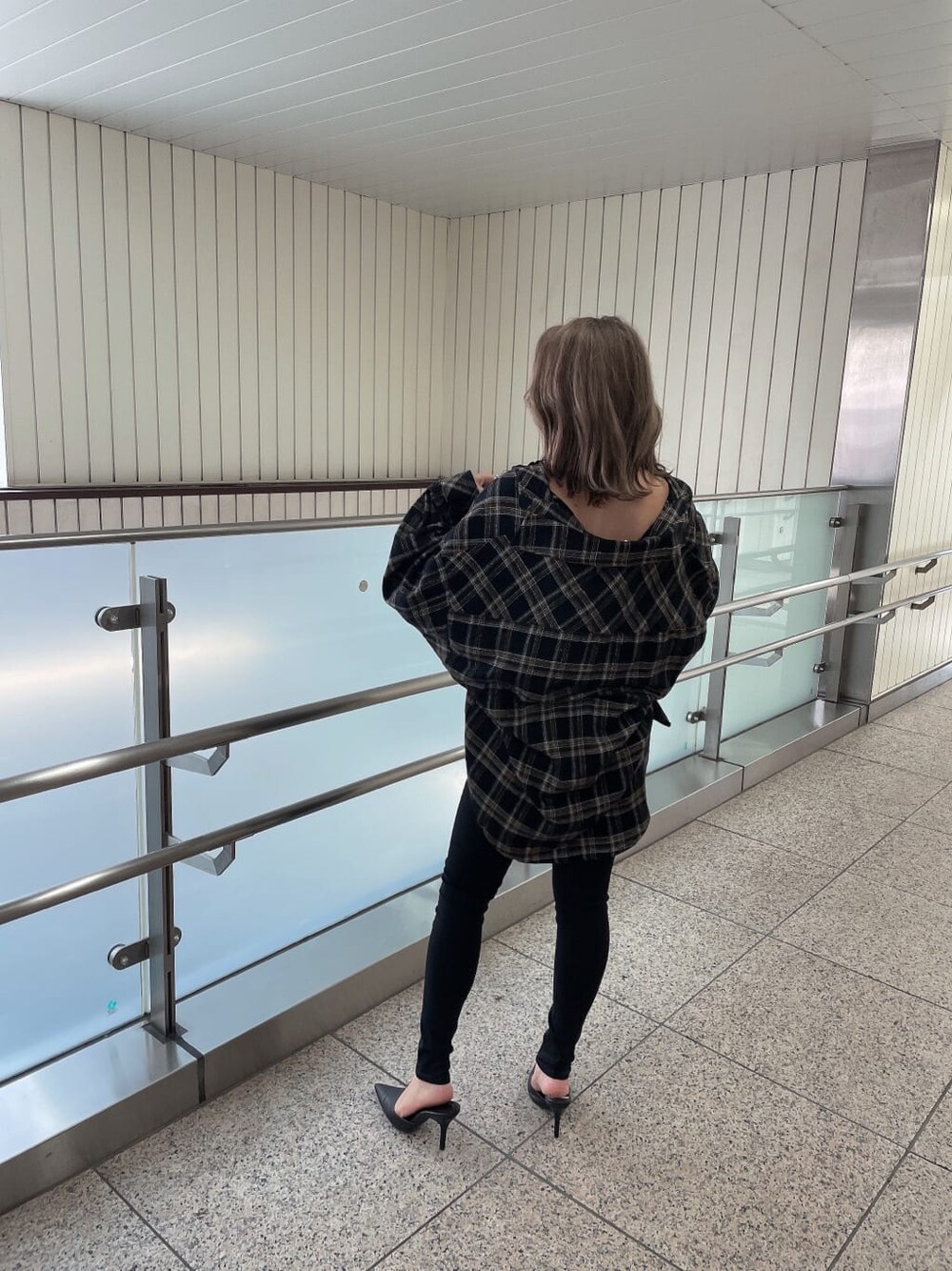 ブラック系のパンプス、ブラック系のその他パンツ、ブラック系のシャツ/ブラウスを着用したレディースの秋コーディネートの2枚目の写真