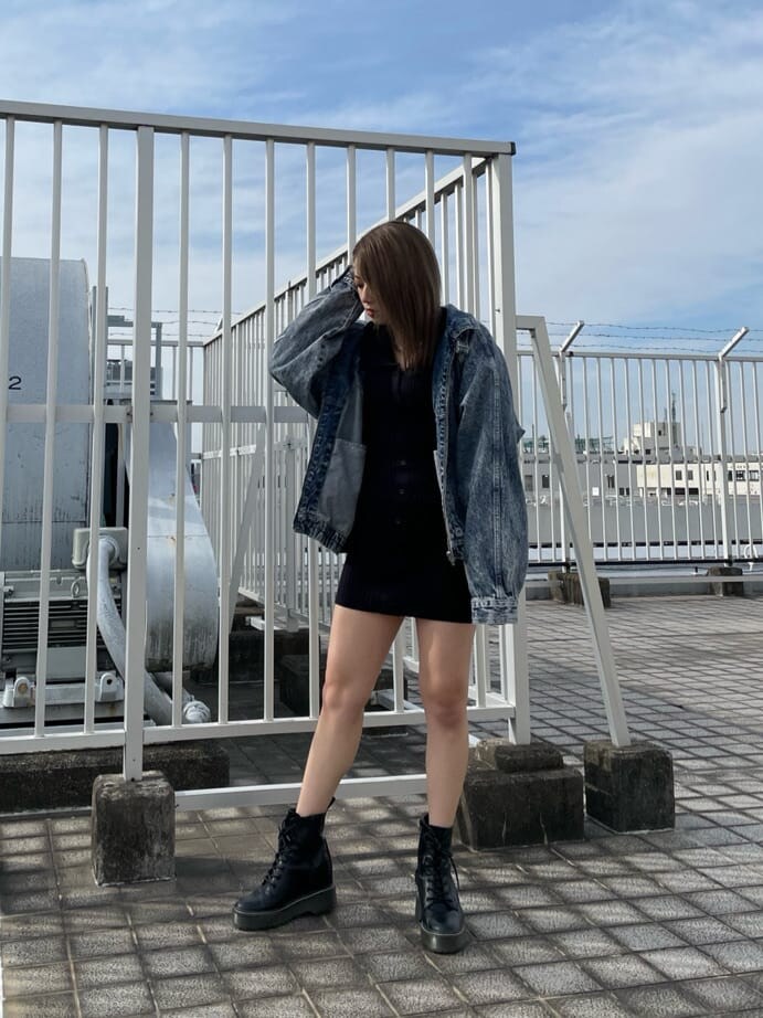 ブラック系のブーツ、グレー系のハンドバッグ、ブルー系のブルゾンを着用したレディースの冬コーディネートの2枚目の写真