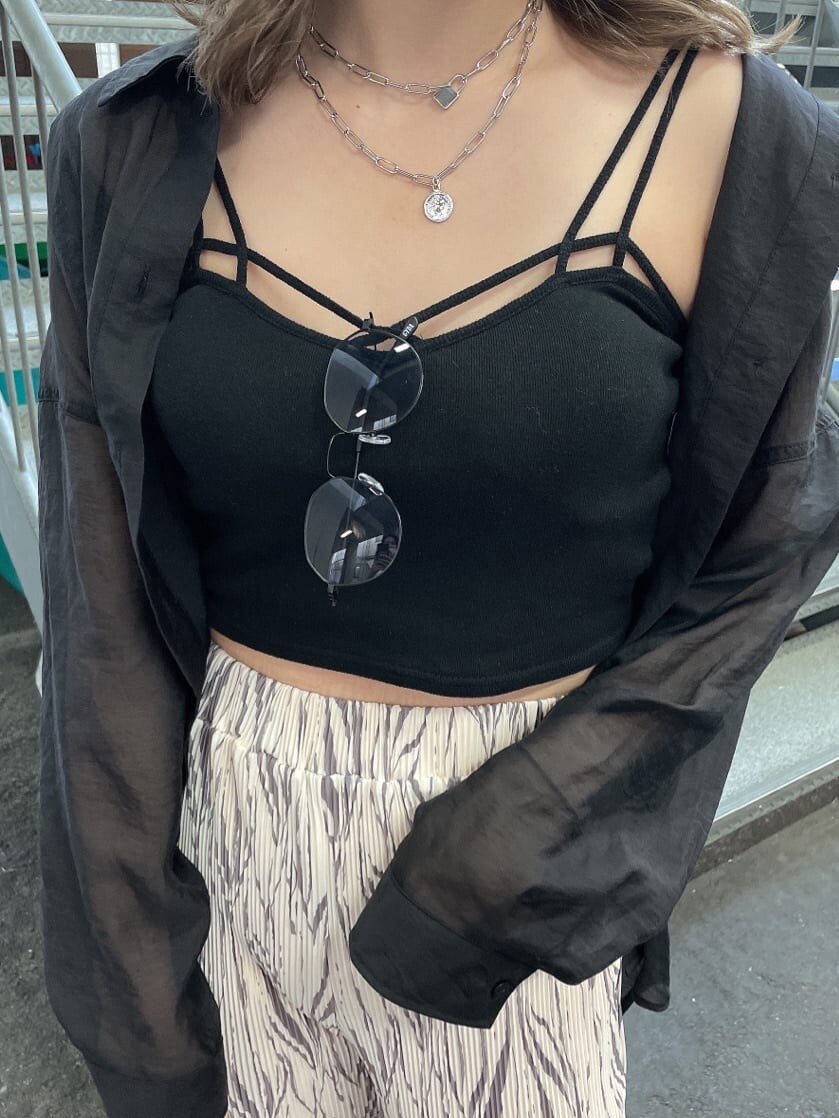 ベージュ系のサンダル、ブラック系のシャツ/ブラウス、ブラック系のキャミソールを着用したレディースの夏コーディネートの6枚目の写真