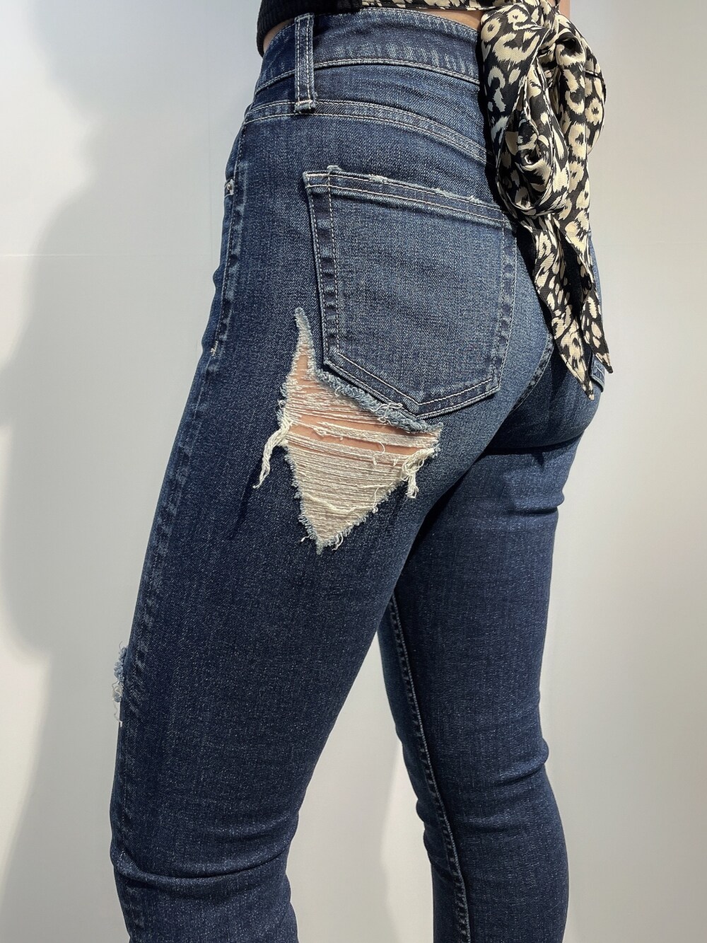 ホワイト系のTシャツ/カットソー、ブルー系のデニムパンツ、ブラック系のパンプスを着用したレディースの春コーディネートの6枚目の写真