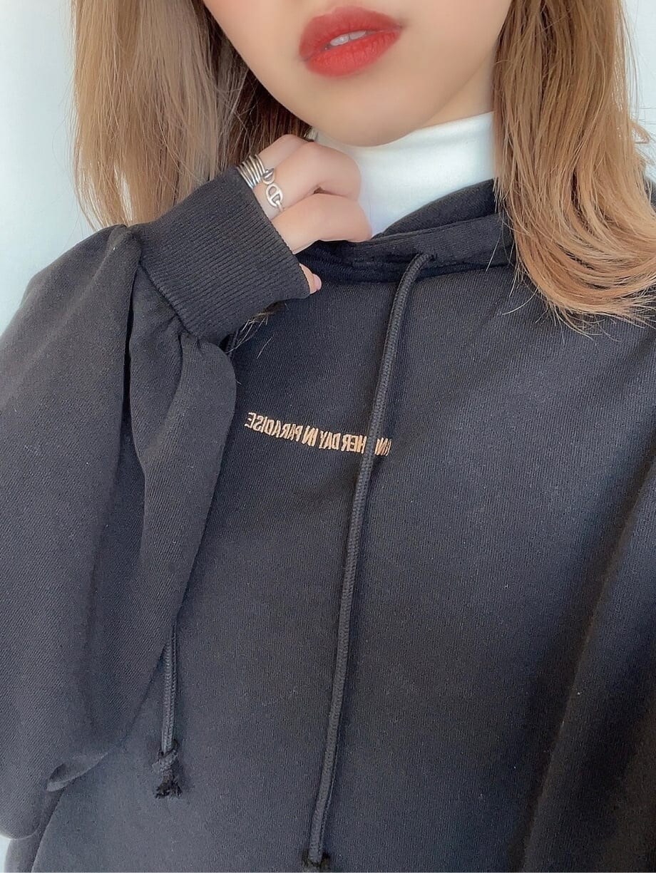 グレー系のパーカー、ブラック系のブーツ、ホワイト系のTシャツ/カットソーを着用したレディースの冬コーディネートの5枚目の写真